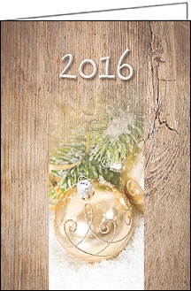 Weihnachtskarte, Weihnachtskugel in gold auf Holz