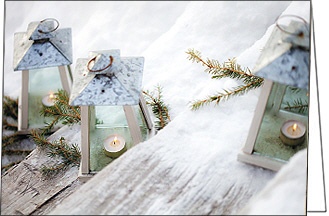 Weihnachtskarte, Laternen auf Holztreppe im Schnee